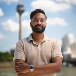 Porträt von Niruchan Thanabalasingam, Gründer und Mathe-Tutor bei MatheCode